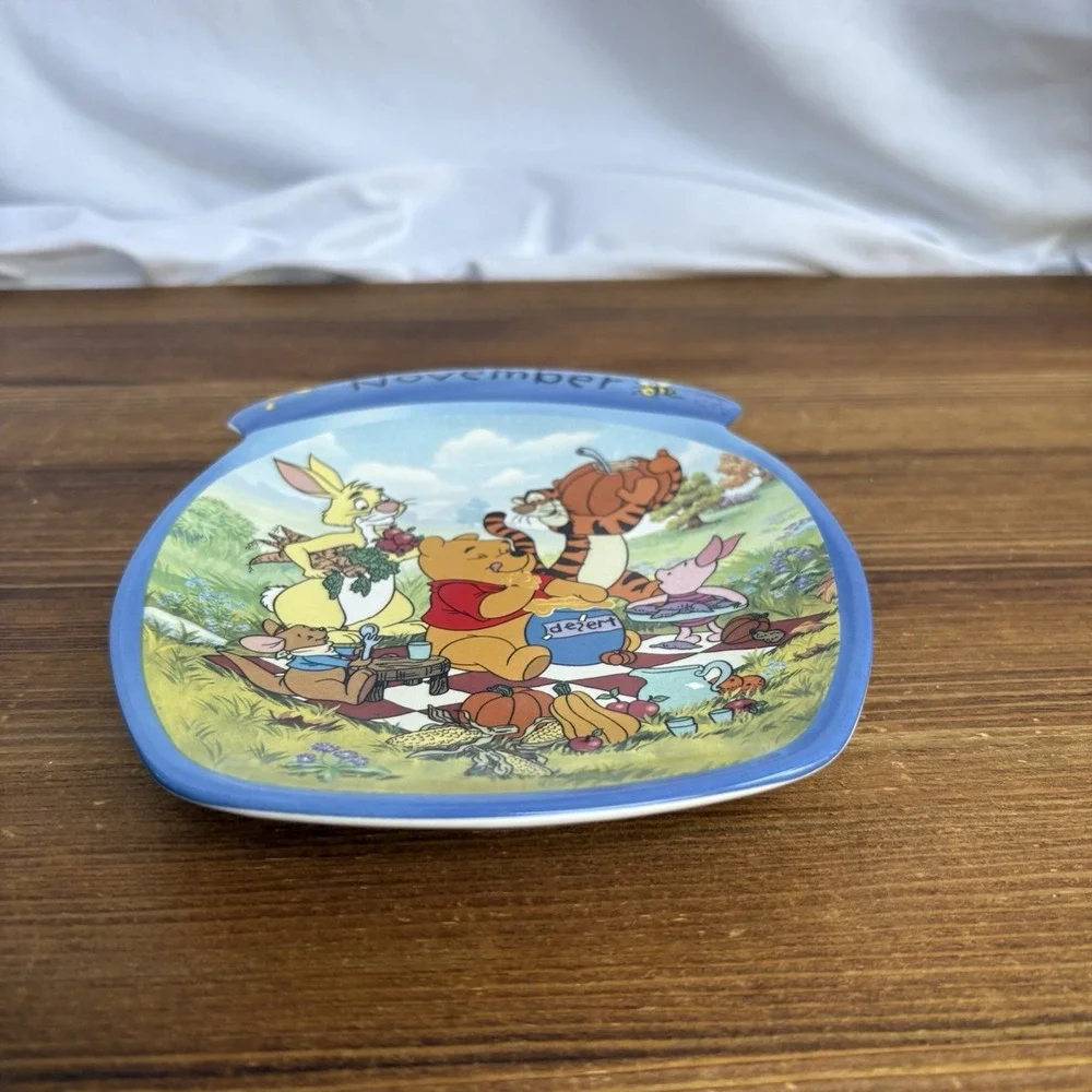 Bradford Exchange Winnie the Pooh Through the Year November Plate 7